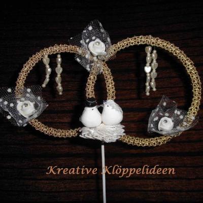 Hochzeitsdekoration Blumenstecker in Ringform mit Klöppelarbeit