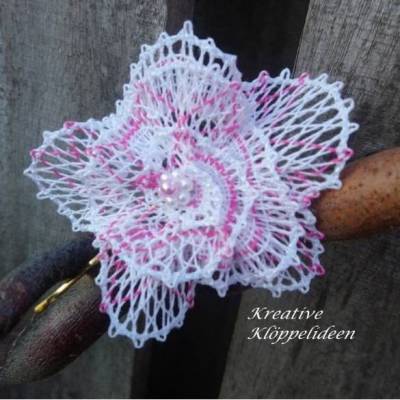 Haarschmuck Handgeklöppelte Blüte weiß rosa Geschenk für sie Valentinstag Klöppelspitze Handarbeit