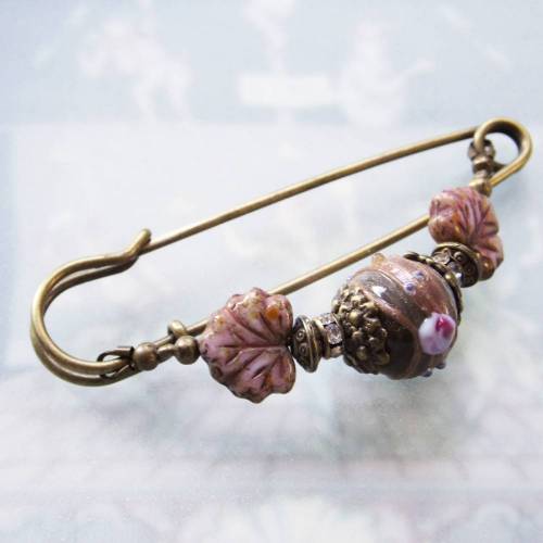 Bohemian Weddingcake, Tuchnadel mit reich verzierter Lampworkperle in taupe