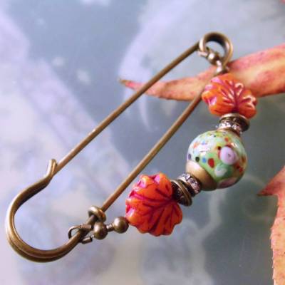 Tuchmadel Ahornblatt mit farbenfroher Lampwork Perle Schalnadel Orange Grün N-7-AB-5