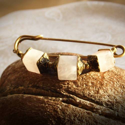 große Bronze Tuchnadel mit Rosenquarz Würfeln