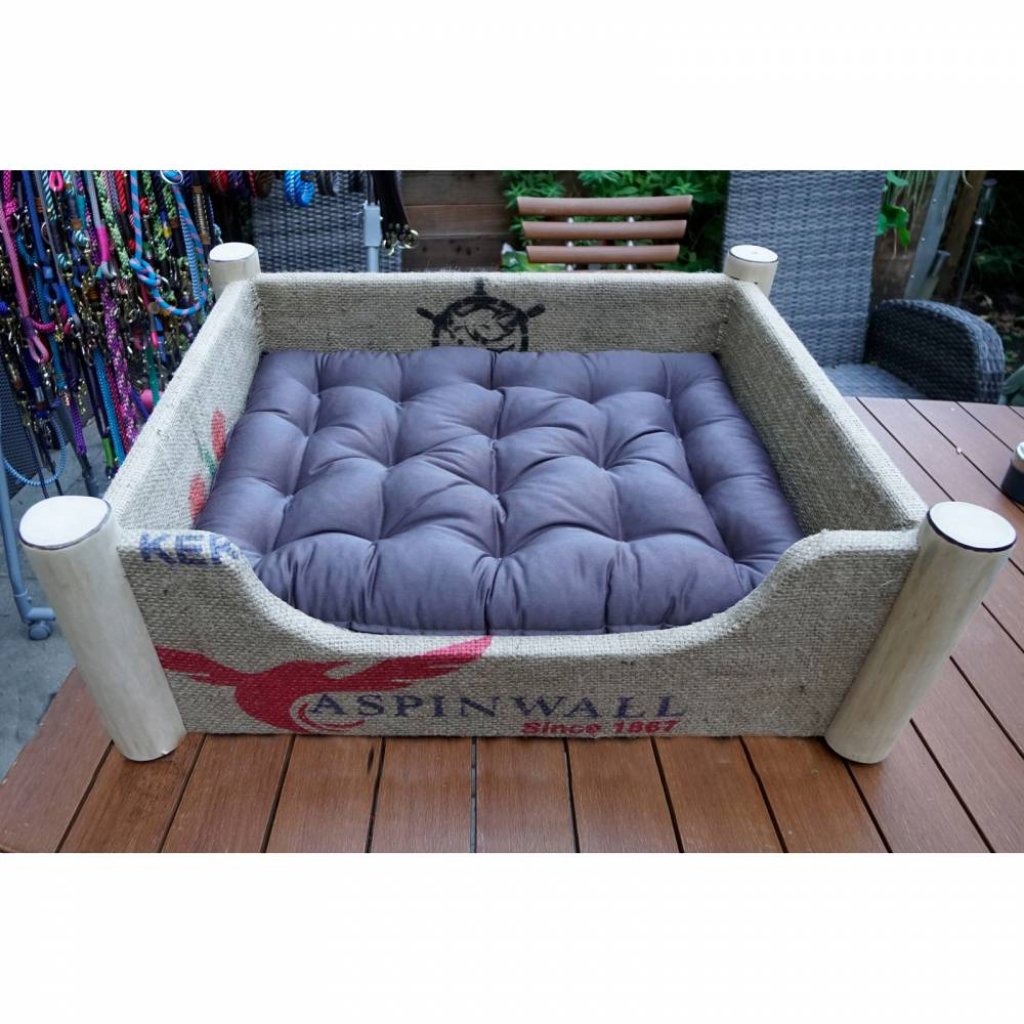 Hundebett mit Teak kleine Koje der Marke AlsterStruppi