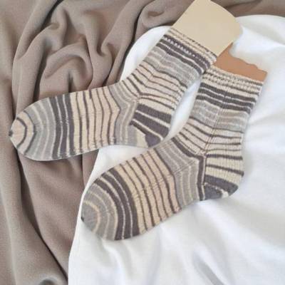 Handgestrickte Herren Socken Gr. 42/43 grau gestreift