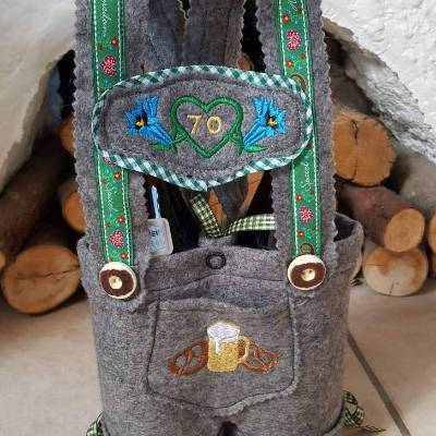 Biertragetasche Lederhose als Geschenk, Vatertagsgeschenk für den Mann oder zum Jubiläum ausreichend für zwei Bierflaschen. Personalisierbar