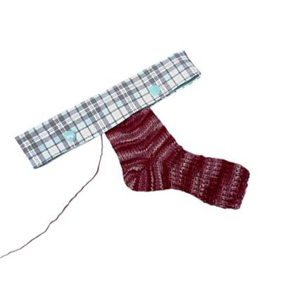 Eine Nadelspiel Halterung für 15-20 cm Nadelspiel, kariert