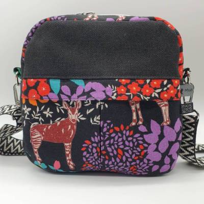 Kleine Umhängetasche mit Wildtieren und Blüten