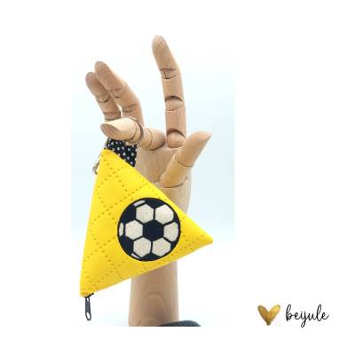 Pyramidentäschchen im Fussballdesign