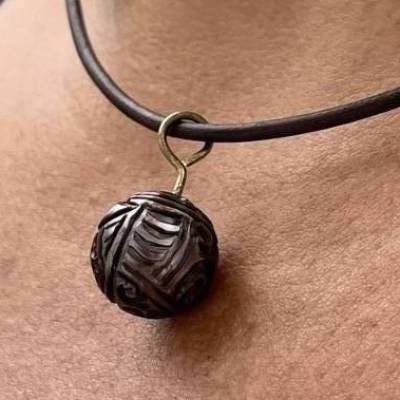 Lederkette mit Tahitiperle verstellbar, handgeschnitzt, 14 mm, sehr große Perle mit Tattoo