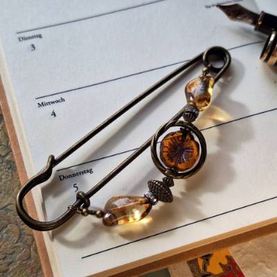 Tuchnadel Bernstein-Farben mit böhmischen Glasperlen, sehr große Bronze Schmucknadel Jugendstil N10-AB-5