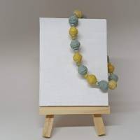 Handgefertigter Papierschmuck! Stretch-Armbänder mit Papierperlen aus Tapete **Beton/Gelb**