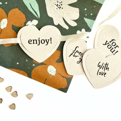 Geschenkanhänger Set aus 4 Stück Herzförmige Anhänger mit verschiedenen Aufschriften aus Graspapier