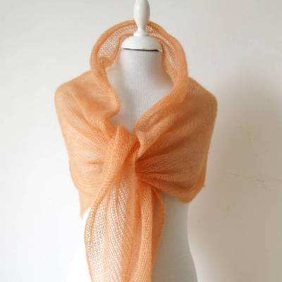 Leichtes Schultertuch aus Mohair und Seide in Apricot, handgestricktes Dreieckstuch Sommer, Geschenk für sie