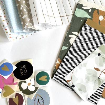 Geschenkverpackungsbox ÜBERRASCHUNGS-MIX 40 bis 130 Teilen aus Seidenpapier, Aufklebern, Papiertüten und mehr