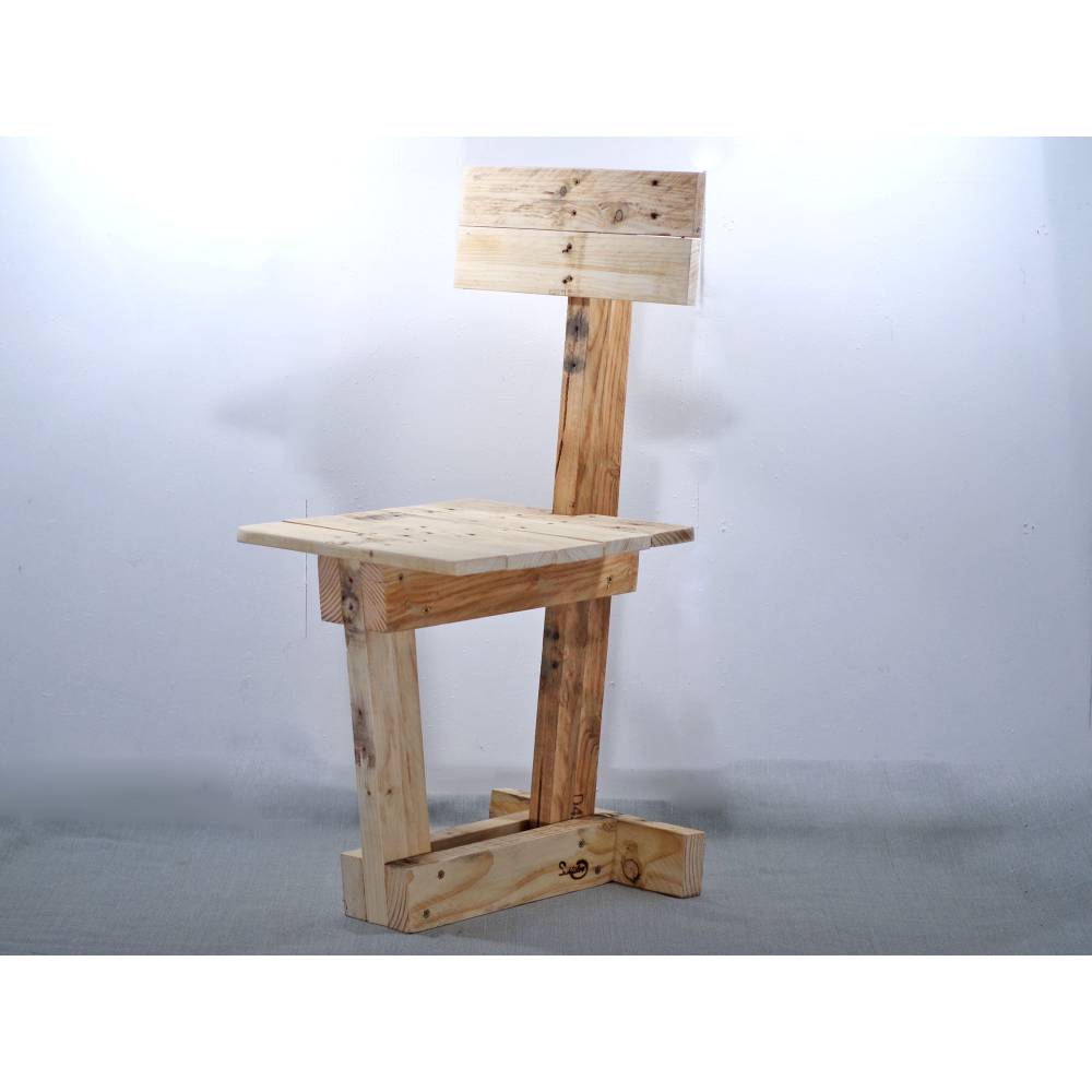 Kleiner Holzstuhl aus Palettenholz – Nachhaltiges Unikat für Garten & Balkon Bild 2