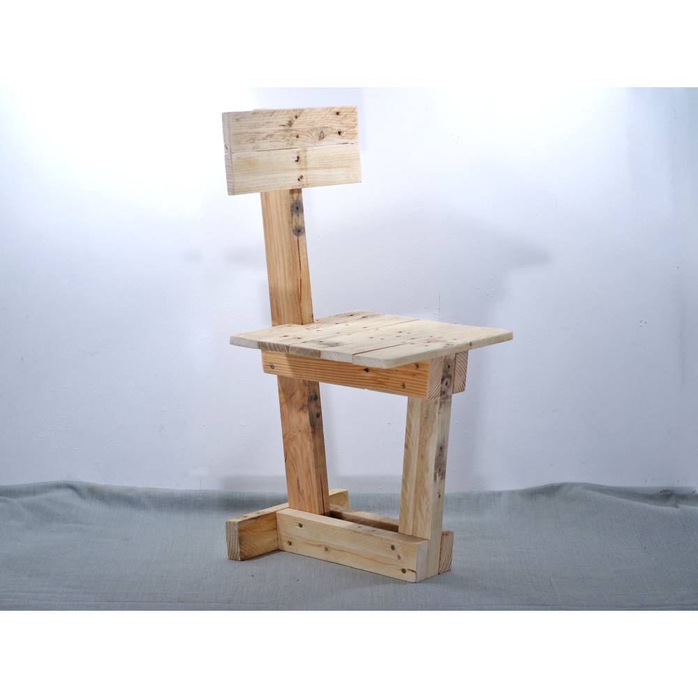 Kleiner Holzstuhl aus Palettenholz – Nachhaltiges Unikat für Garten & Balkon Bild 3