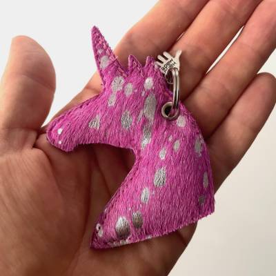 Einhorn Anhänger aus Kuhfell pink