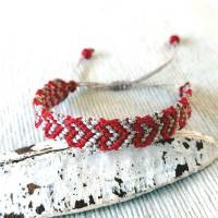 süßes Makramee Armband in beige mit roten Herzen