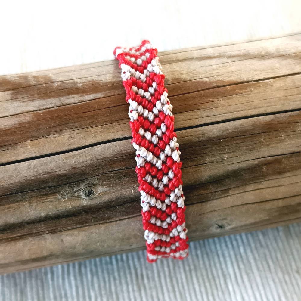 süßes Makramee Armband in beige mit roten Herzen Bild 2