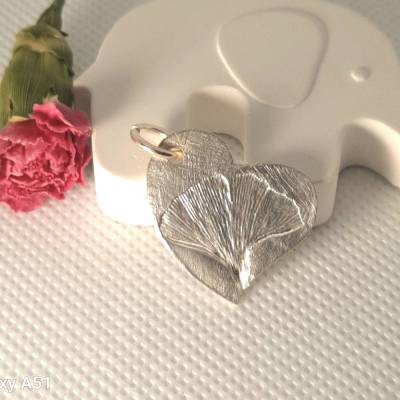 Herz-Anhänger mit eingeprägtem Ginkgoblatt aus 999 Silber recycelt