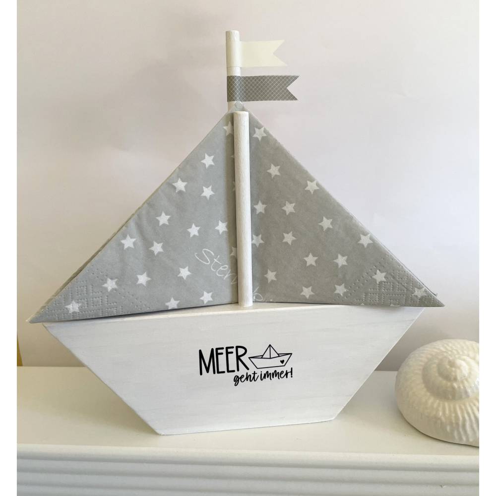 Serviettenständer/Serviettenhalter, Segelschiff aus Holz, weiß lasiert, mit Servietten und Wimpeln