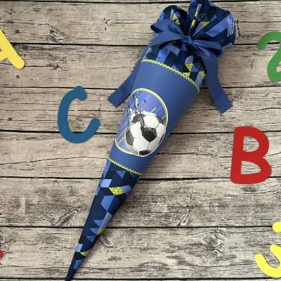 coole Schultüte / Zuckertüte in Blau mit Fußball-Motiv