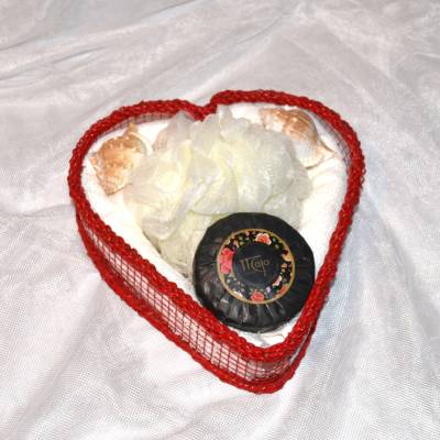 Herzkorb geflochten rot-creme mit Seifendeko