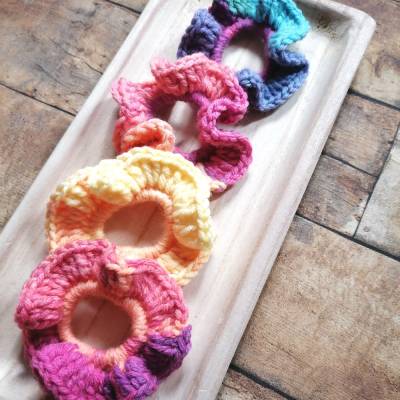 Tolle Scrunchies in Regenbogenfarben, bunter Haargummi 