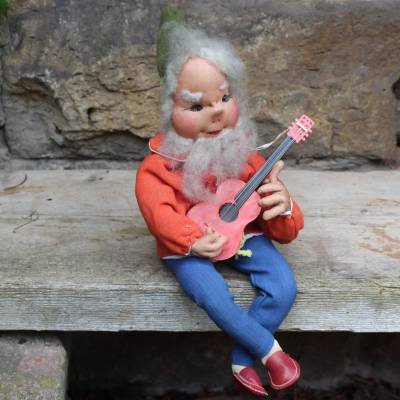 Zwerg Waldmännchen mit Gitarre Dresdner Biegepuppe Künstlerpuppe Vintage 50er bis 70er Jahre DDR.