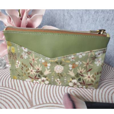 Handgefertigte Kosmetiktasche: Blumenprint, maigrünes Kunstleder, Baumwollfutter - Alltagsbegleiter mit Stil