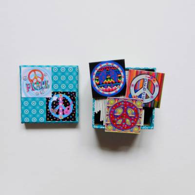 Handmade Legespiel für Erwachsene Peace and Love 24 Paare 48 Karten Schachtel 7 x 7 x 4 cm