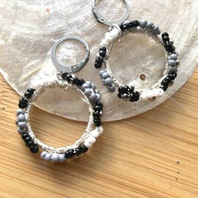 Süße „Daisy“ Ohrringe mit kleinen Blümchen aus Rocaillesperlen in schwarz, weiß und gr