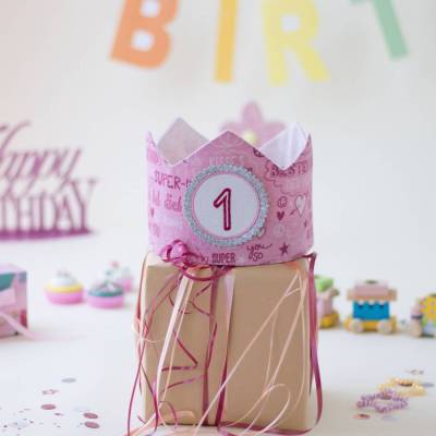 Geburtstagskrone Superheld | Stoffkrone mit Wechselzahlen 1–6 | Kinderkrone Handmade