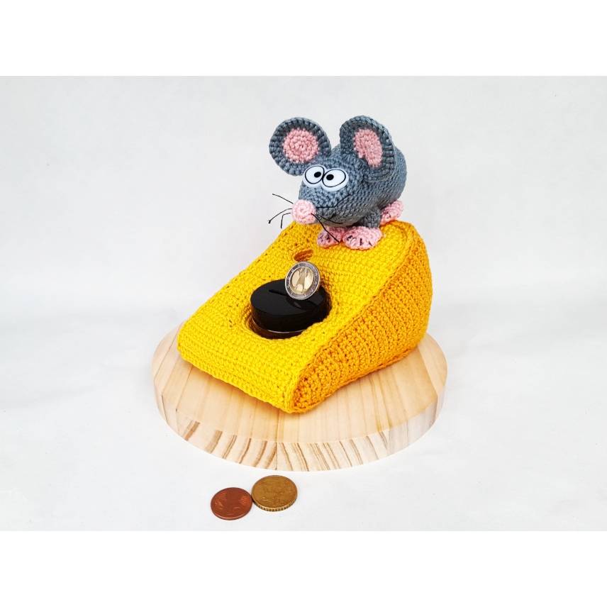 Geldgeschenk Spardose Sparschwein Gutschein Amigurumi Maus Käse Holzplatte Geschenkverpackung Name Individualisierb Bild 1
