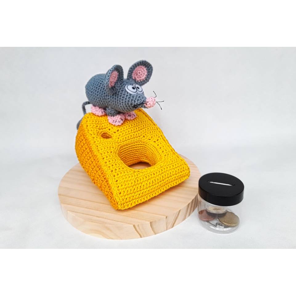 Geldgeschenk Spardose Sparschwein Gutschein Amigurumi Maus Käse Holzplatte Geschenkverpackung Name Individualisierb Bild 2