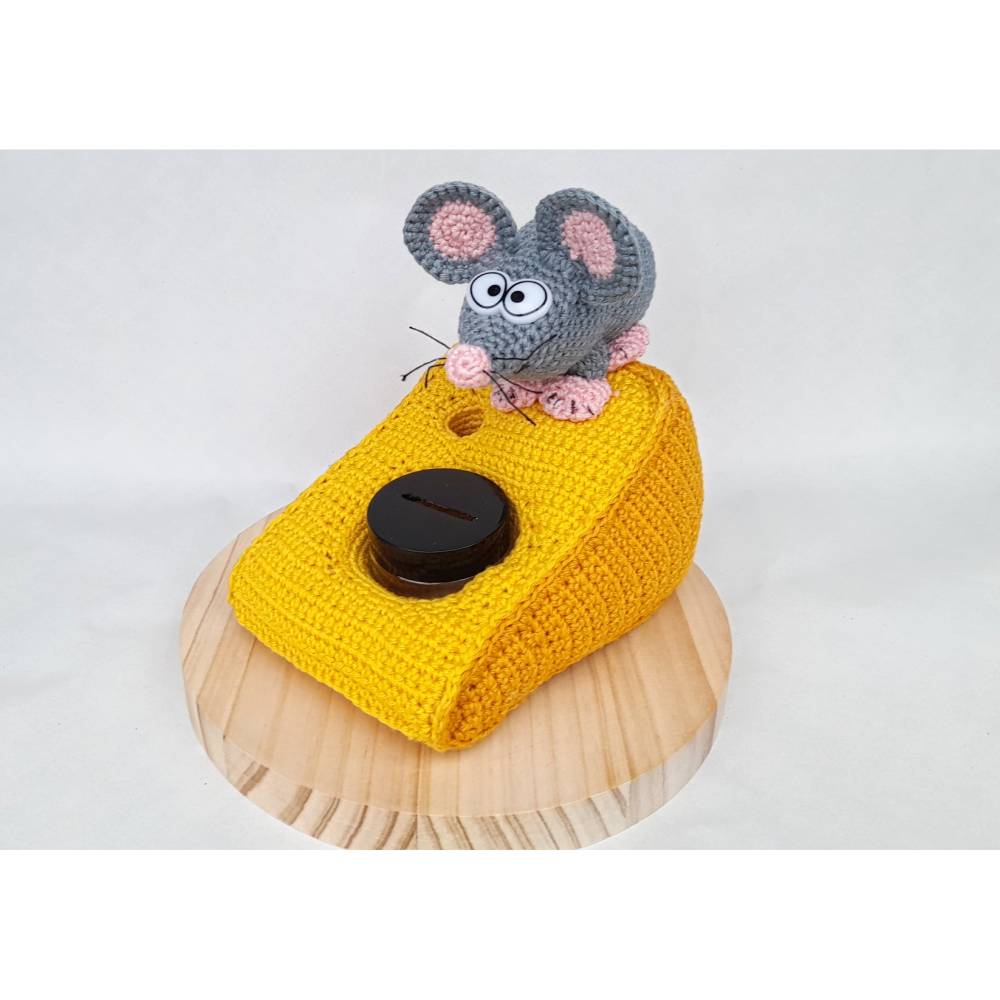 Geldgeschenk Spardose Sparschwein Gutschein Amigurumi Maus Käse Holzplatte Geschenkverpackung Name Individualisierb Bild 3