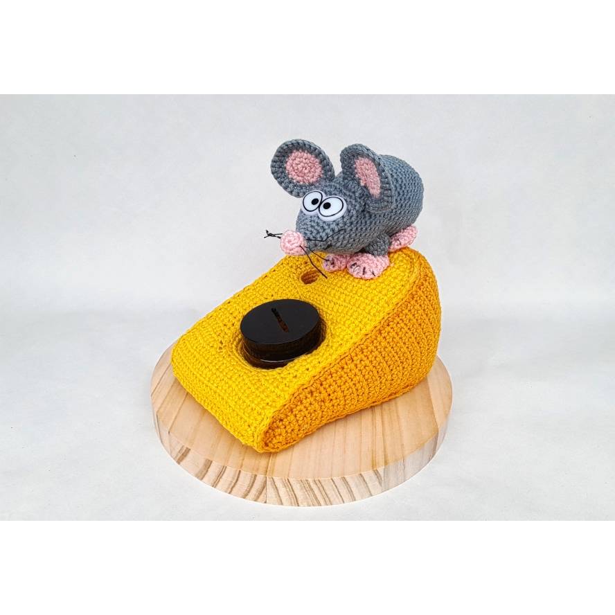 Geldgeschenk Spardose Sparschwein Gutschein Amigurumi Maus Käse Holzplatte Geschenkverpackung Name Individualisierb Bild 6