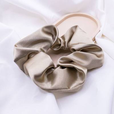 Scrunchie Satin Beige / hellgrün Haarband Green - handgenähter Haargummi - Zopfgummi silk hair tie haar-schonender