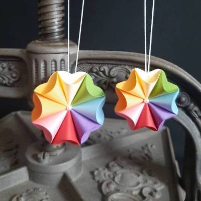 Geschenkanhänger Regenbogen aus Papier – Origami Deko in 2 Größen, handgefertigt