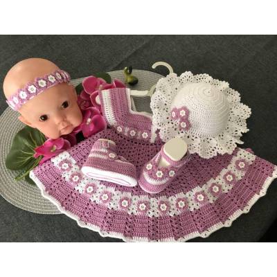 Handgemachtes Babyset zur Taufe – Kleid, Hut, Schühchen & Stirnband, altrosa/weiß, gehäkelt mit Blüten, 3-6 Monate