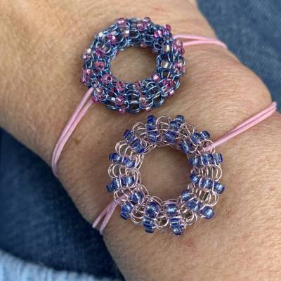 Trendiges, elastisches Armbändchen mit gestricktem DONUT Element aus farbigem Kupferdraht mit Rocailles