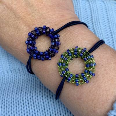 Trendiges, elastisches Armbändchen mit gestricktem DONUT Element aus farbigem Kupferdraht mit Rocailles