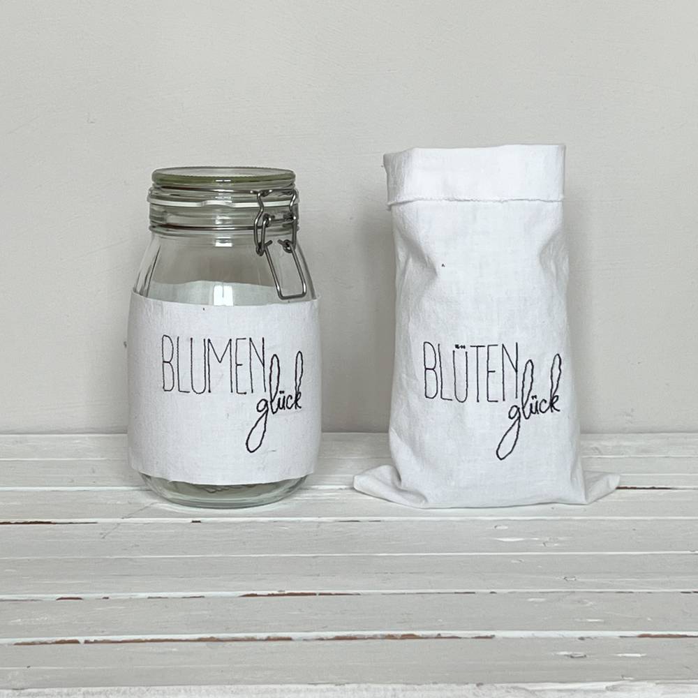 Stickdatei Schriftzüge Blumenglück und Blütenglück Bild 1