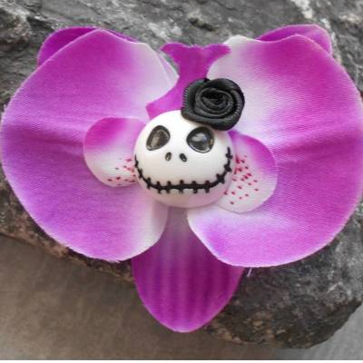 Skull Orchidee Haarspange – Stoffblume mit Totenkopf, Emo & Gothic Accessoire