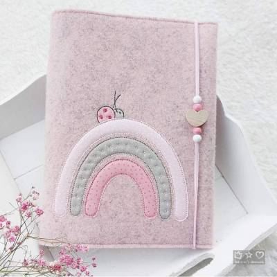 U-Hefthülle aus rosafarbenen Wollfilz mit Doodlestickerei Regenbogenkaeferchen, personalisierbar