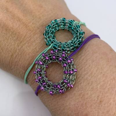 Trendiges, elastisches Armbändchen mit gestricktem DONUT Element aus farbigem Kupferdraht mit Rocailles