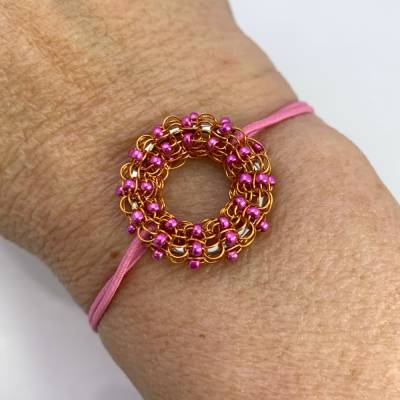 Trendiges, elastisches Armbändchen mit gestricktem DONUT Element aus farbigem Kupferdraht mit eingestrickten Rocailles -