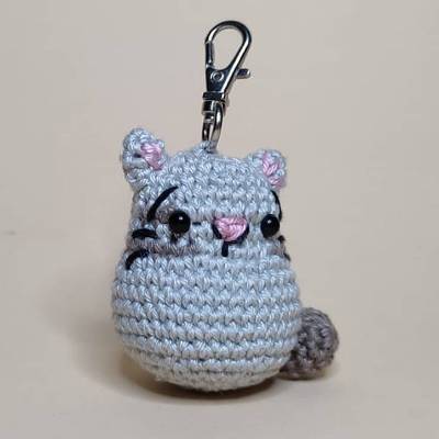 Süße gehäkelte Katze, Kätzchen, Kater  "Krimhild", Schlüsselanhänger Amigurumi, Natur, Glücksbringer, gehäkelte Tiere,