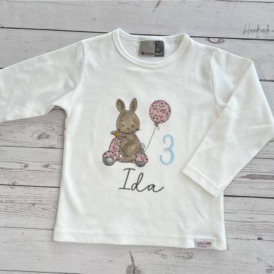Geburtstagsshirt mit Namen und Zahl bestickt, Shirt mit Hasen personalisiert, T Shirt Geburtstag Kind mit Wunschnamen 