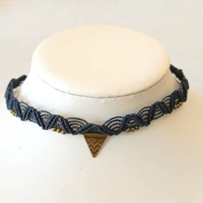 Makramee Choker Halsband in schwarz mit bronzefarbenen Metallperlen und einem bronzefarbenen Anhänger