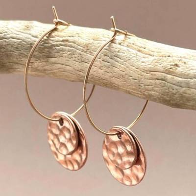Herrlicher Ohrschmuck mit Kupferplättchen, gehämmerte Optik, an feinen roségoldenen Creolen aus Edelstahl